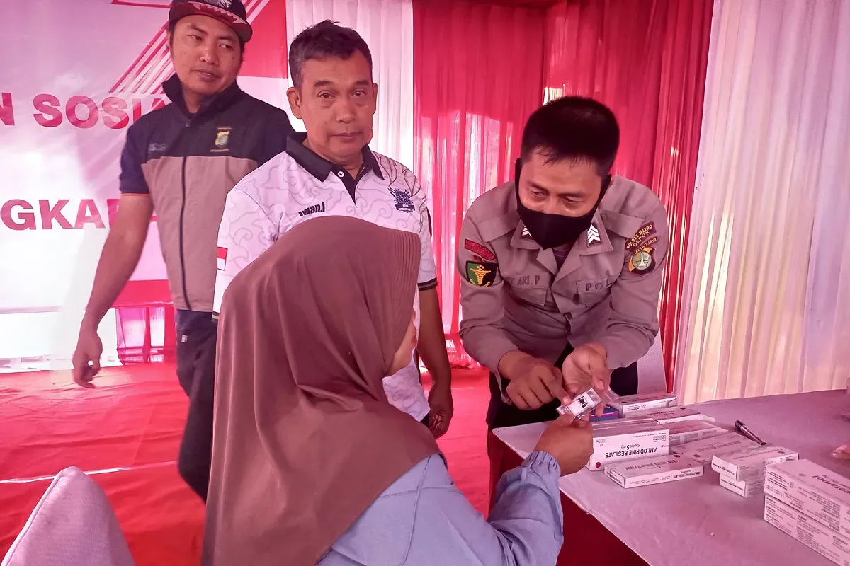 Warga yang tinggal di sekitar TPA Cipayung memperoleh layanan kesehatan gratis dan bantuan sembako dari Polres Metro Depok. (Sumber: Istimewa)