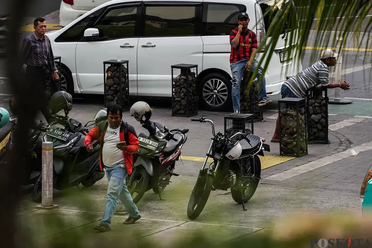 Juru parkir liar berjaga di depan area Taman Ismail Marzuki, Cikini, Jakarta. (Sumber: Poskota/Bilal Nugraha Ginanjar)
