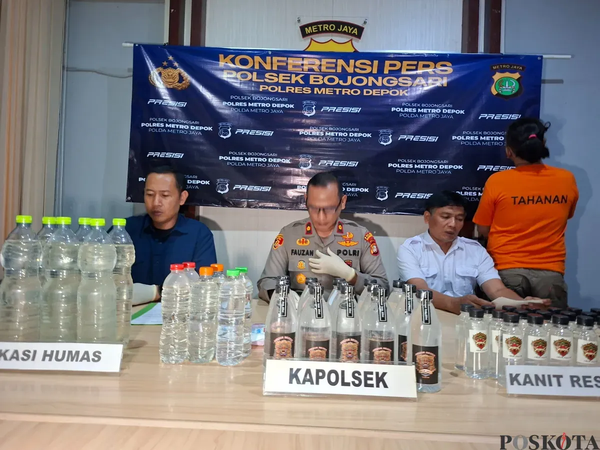Kapolsek Bojongsari Kompol Fauzan bersama Kanit Reskrim Iptu Sugeng memperlihatkan barang bukti miras oplosan dan pelaku sebagai pemilik warung jamu. (Sumber: Poskota/Angga Pahlevi)