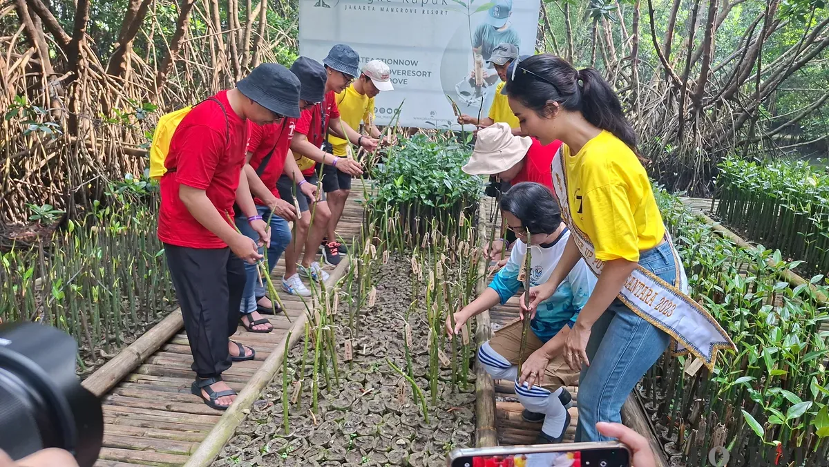 Penanaman bibit pohon mangrove secara simbolis dalam peringatan HUT ke-7 Maxim Indonesia, Sabtu, 14 Juni 2025. (Sumber: Poskota/Angga Pahlevi)