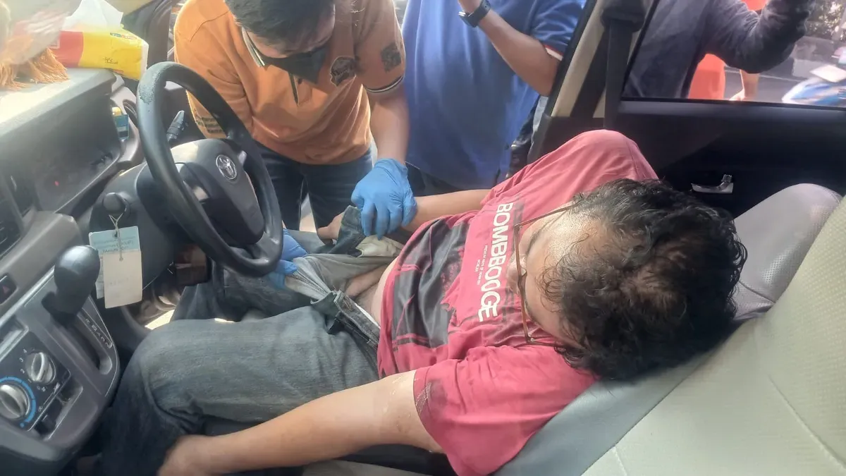 Petugas Inafis Polres Metro Depok lakukan olah TKP penemuan jasad sopir taksi online di Margonda Raya, Beji, Kota Depok, Sabtu, 14 Juni 2025. (Sumber: Dok Polsek Beji)