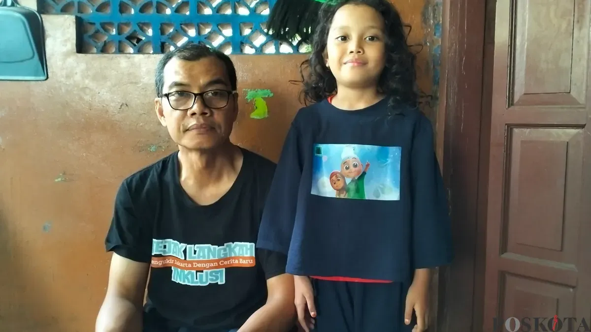 Salah satu warga RT 05 RW 006 Kayu Tinggi, Cakung Timur, Misar 50 tahun saat di wawancarai Poskota, Sabtu 14 Juni 2025. (Sumber: Poskota/M. Tegar Jihad)
