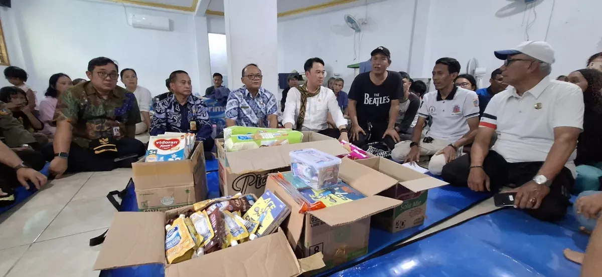 Anggota DPRD Jakarta, Kevin Wu, saat menyambangi warga terdampak kebakaran pabrik lilin di Tamansari, Jakarta Barat. (Sumber: Humas PSI)