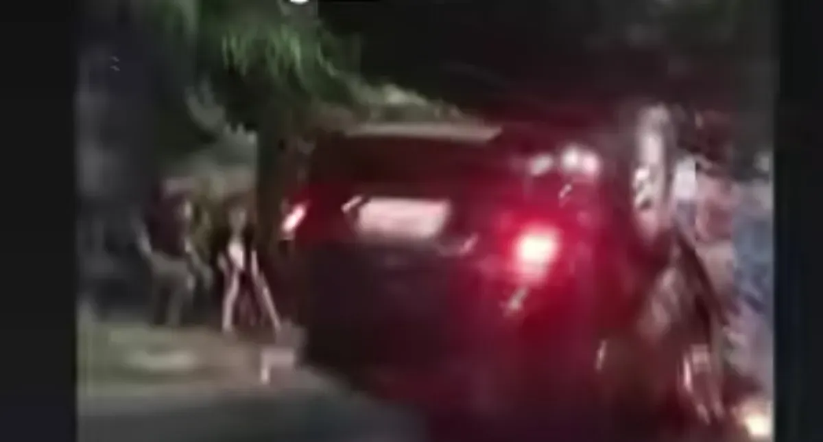 Kecelakaan tunggal mobil menabrak pembatas jalan hingga terbalik di Jalan Panjang, Kebon Jeruk, Jakarta Barat, Minggu, 15 Juni 2025 dini hari. (Sumber: Ist)