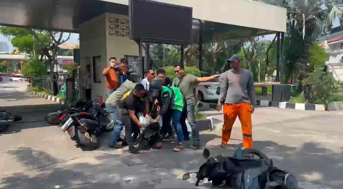 Terduga pelaku pembunuhan nelayan di kawasan Tempat Pelelangan Ikan (TPI) Muara Angke, Jakarta Utara, berhasil ditangkap polisi. (Sumber: Dok Polres Pelabuhan Tanjung Priok)