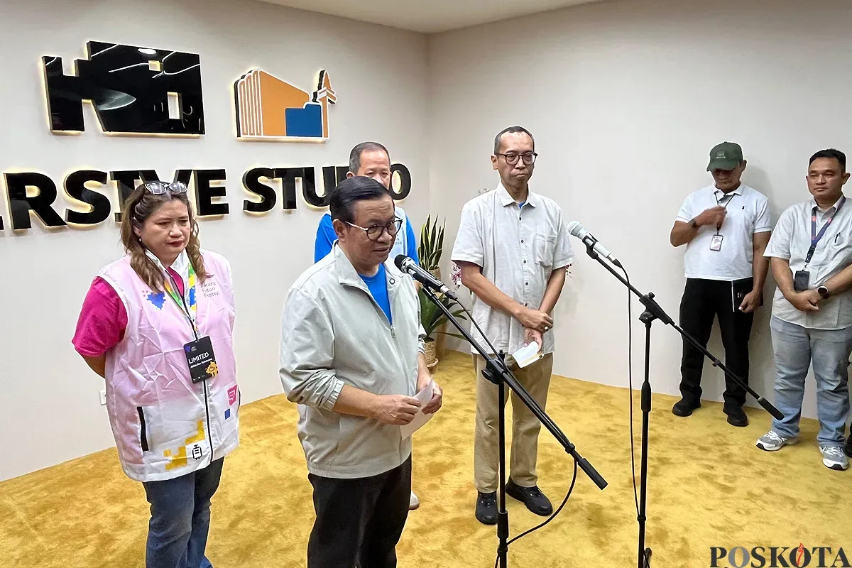 Gubernur Jakarta, Pramono Anung, saat doorstop bersama awak media di Perpustakaan Jakarta, Cikini, Jakarta Pusat, Minggu, 15 Juni 2025. (Sumber: POSKOTA | Foto: Pandi Ramedhan)