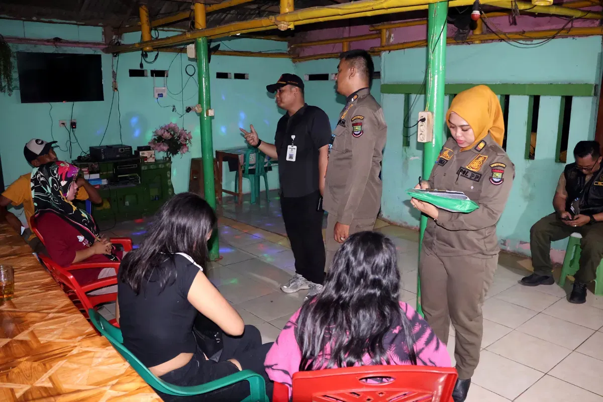 Petugas Satpol PP Kabupaten Tangerang membongkar praktik prostitusi terselubung dengan modus kafe dan tempat karaoke. (Sumber: Humas Satpol PP Kabupaten Tangerang)