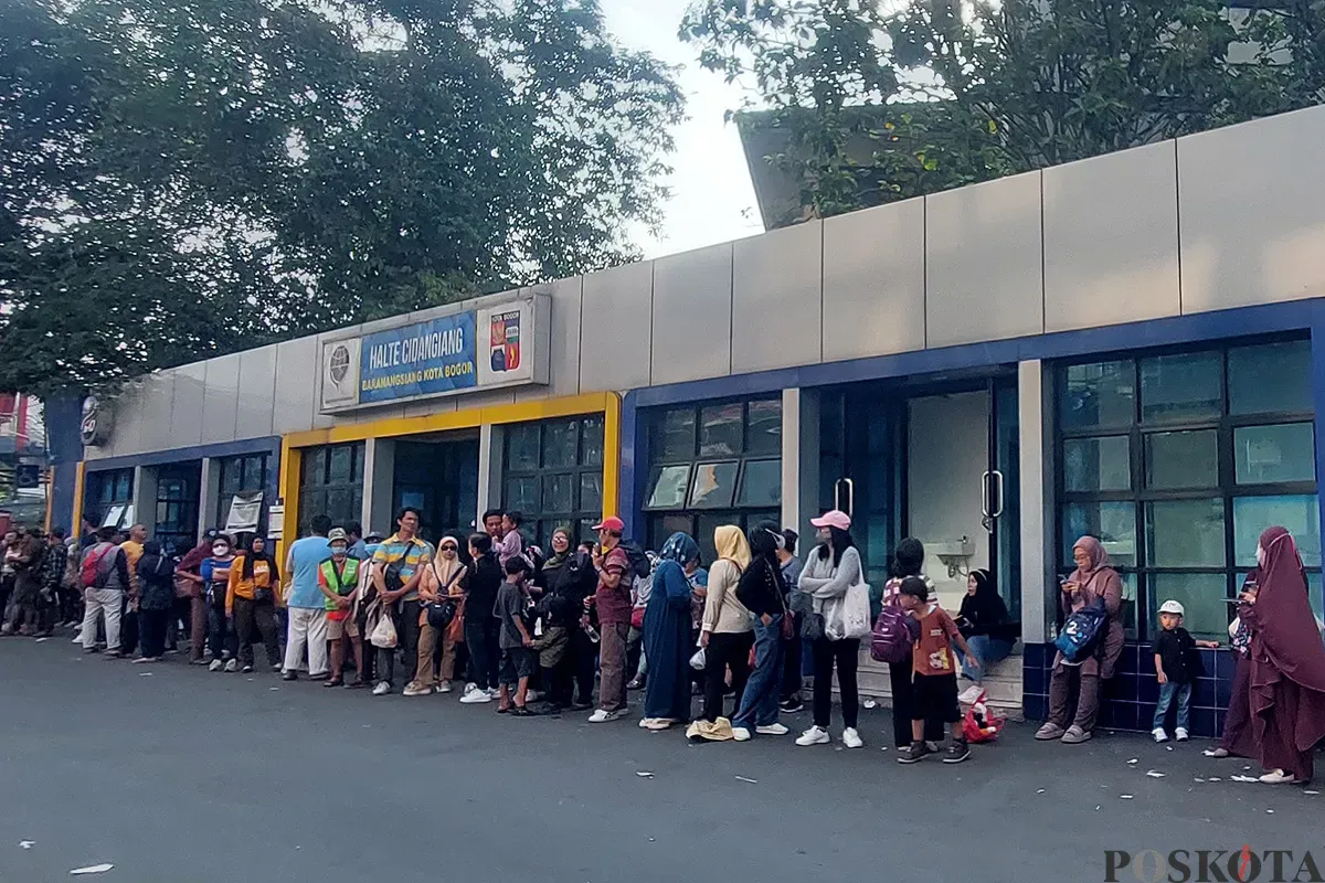 Antrean penumpang TransJabodetabek rute baru Bogor - Blok M di Terminal Cidangiang, Bogor Tengah, Kota Bogor, Minggu, 15 Juni 2025. (Sumber: POSKOTA | Foto: Sekar Putri Andini)