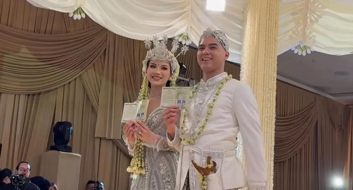 Apa yang dilempar saat tradisi sawer di pernikahan Al Ghazali dan Alyssa Daguise (Sumber: Instagram/@elelrumi)