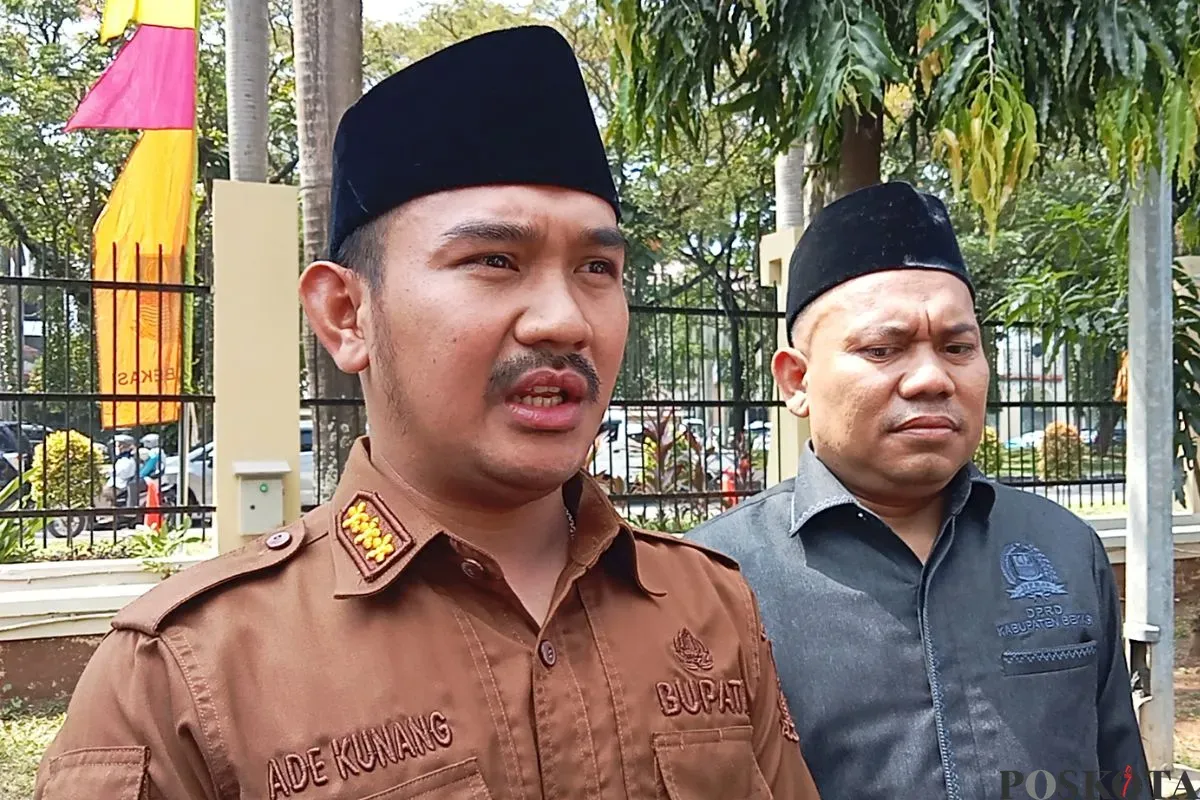 Bupati Bekasi, Ade Kuswara Kunang saat ditemui awak media, Senin, 16 Mei 2025. (Sumber: Poskota/Nurpini Aulia Rapika)