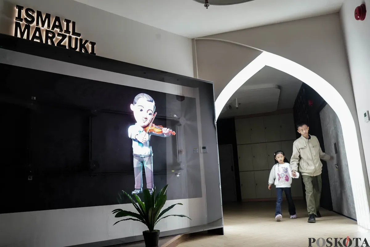 Anak-anak bermain games area imersif 360 di Studio Imersif Perpustakaan Jakarta dan Pusat Dokumen Sastra HB Jassin, Taman Ismail Marzuki (TIM), Jakarta, Minggu, 15 Juni 2025. (Sumber: Poskota/Bilal Nugraha Ginanjar)