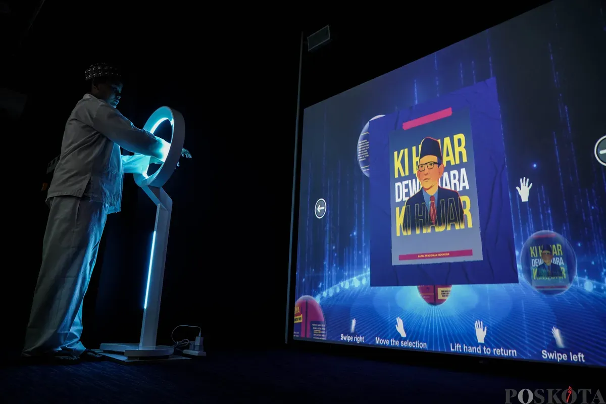 Anak-anak bermain games area imersif 360 di Studio Imersif Perpustakaan Jakarta dan Pusat Dokumen Sastra HB Jassin, Taman Ismail Marzuki (TIM), Jakarta, Minggu, 15 Juni 2025. (Sumber: Poskota/Bilal Nugraha Ginanjar)