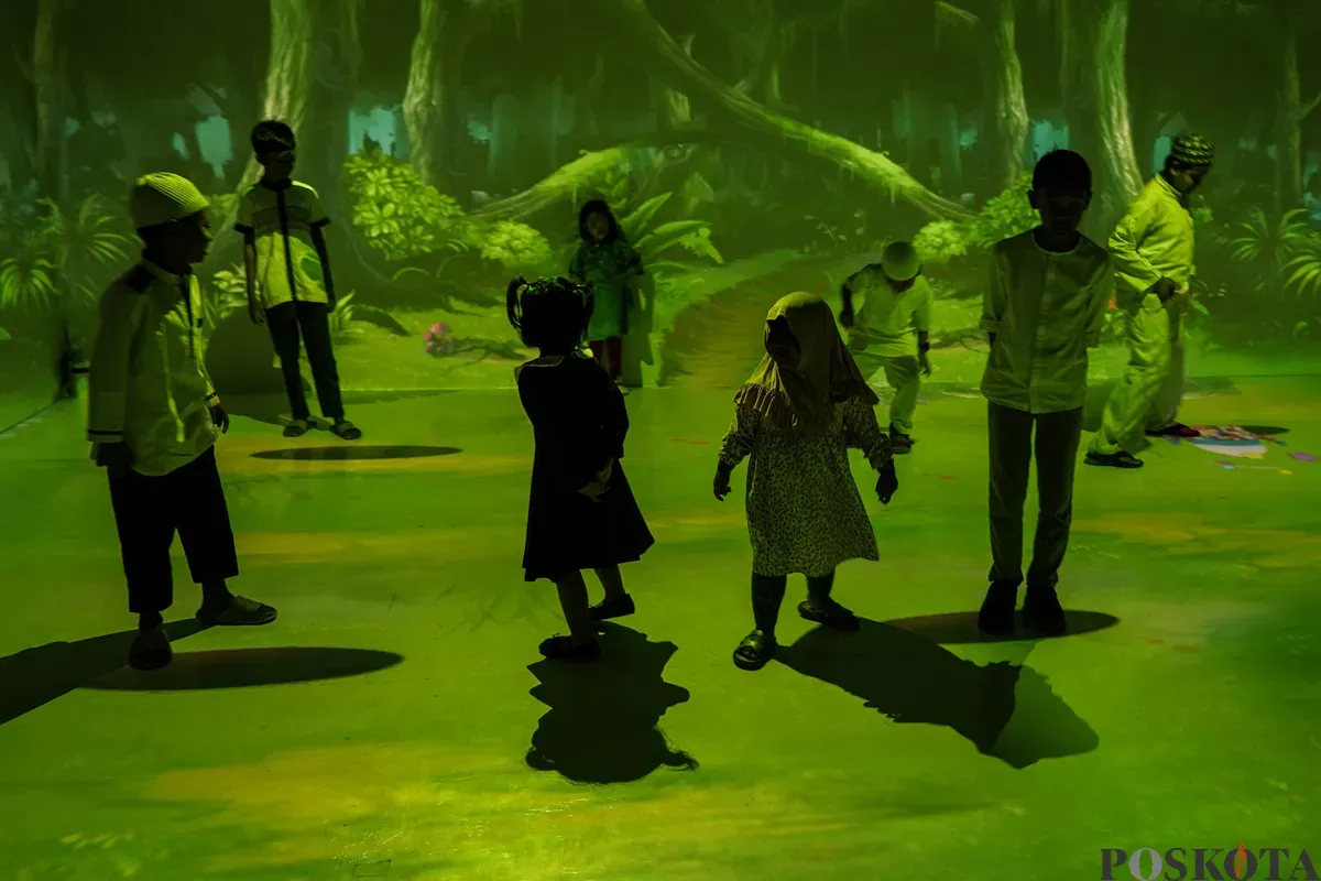 Anak-anak bermain games area imersif 360 di Studio Imersif Perpustakaan Jakarta dan Pusat Dokumen Sastra HB Jassin, Taman Ismail Marzuki (TIM), Jakarta, Minggu, 15 Juni 2025. (Sumber: Poskota/Bilal Nugraha Ginanjar)