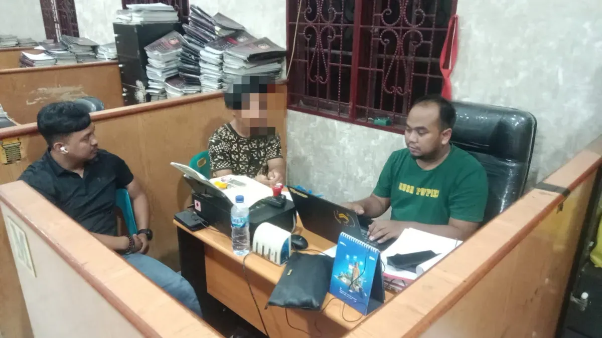 Tersangka HS saat menjalani pemeriksaan petugas Unit PPA Polres Serang Polres Tanjung Balai sebelum digelandang ke Mapolres Serang. (Sumber: Polres Serang)