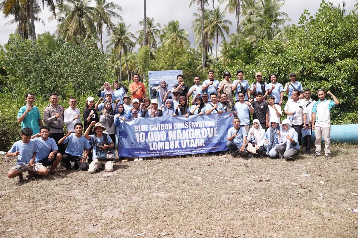 Program restorasi ekosistem pesisir melalui penanaman 10.000 bibit mangrove jenis Avicennia Marina di kawasan terdampak abrasi Sigar Penjalin, Kabupaten Lombok Utara, NTB. (Sumber: PT Telkom Indonesia (Persero) Tbk)