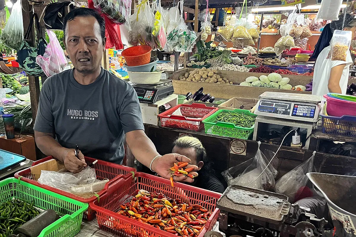 Abdul, 58 tahun, pedagang tradisional di Pasar Tomang Barat, Grogol Petamburan, Jakarta Barat. (Sumber: POSKOTA | Foto: Pandi Ramedhan)