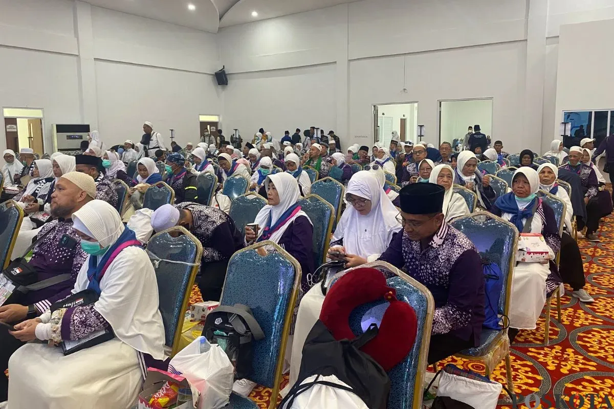 Suasana haru meliputi asrama haji Cipondoh saat kepulangan 384 jemaah haji setelah menjalankan ibadah di tanah suci, Senin, 16 Juni 2025. (Sumber: Poskota/Primayanti Juli Kumala Manalu)