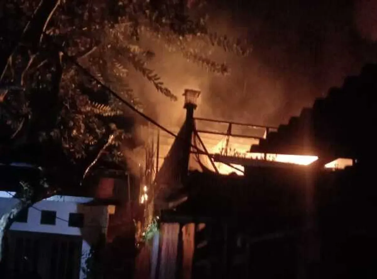 kawasan padat penduduk di Jatijajar, Kecamatan Tapos, Kota Depok, ludes terbakar, Senin, 16 Juni 2025, dini hari. (Sumber: Damkar Depok)