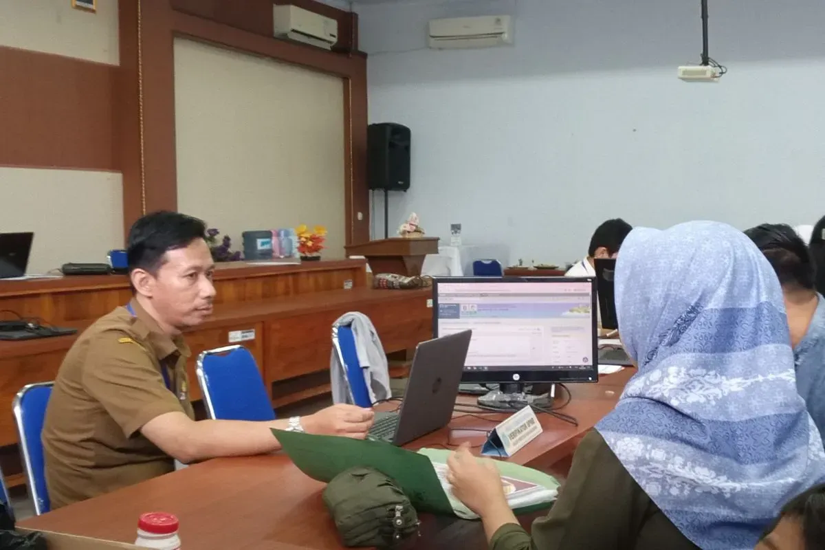 Para orang tua siswa saat mendaftarkan anak-anaknya di SMAN 1 Rangkasbitung, Kabupaten Lebak, Senin, 16 Juni 2025. (Sumber: Dok. Istimewa)