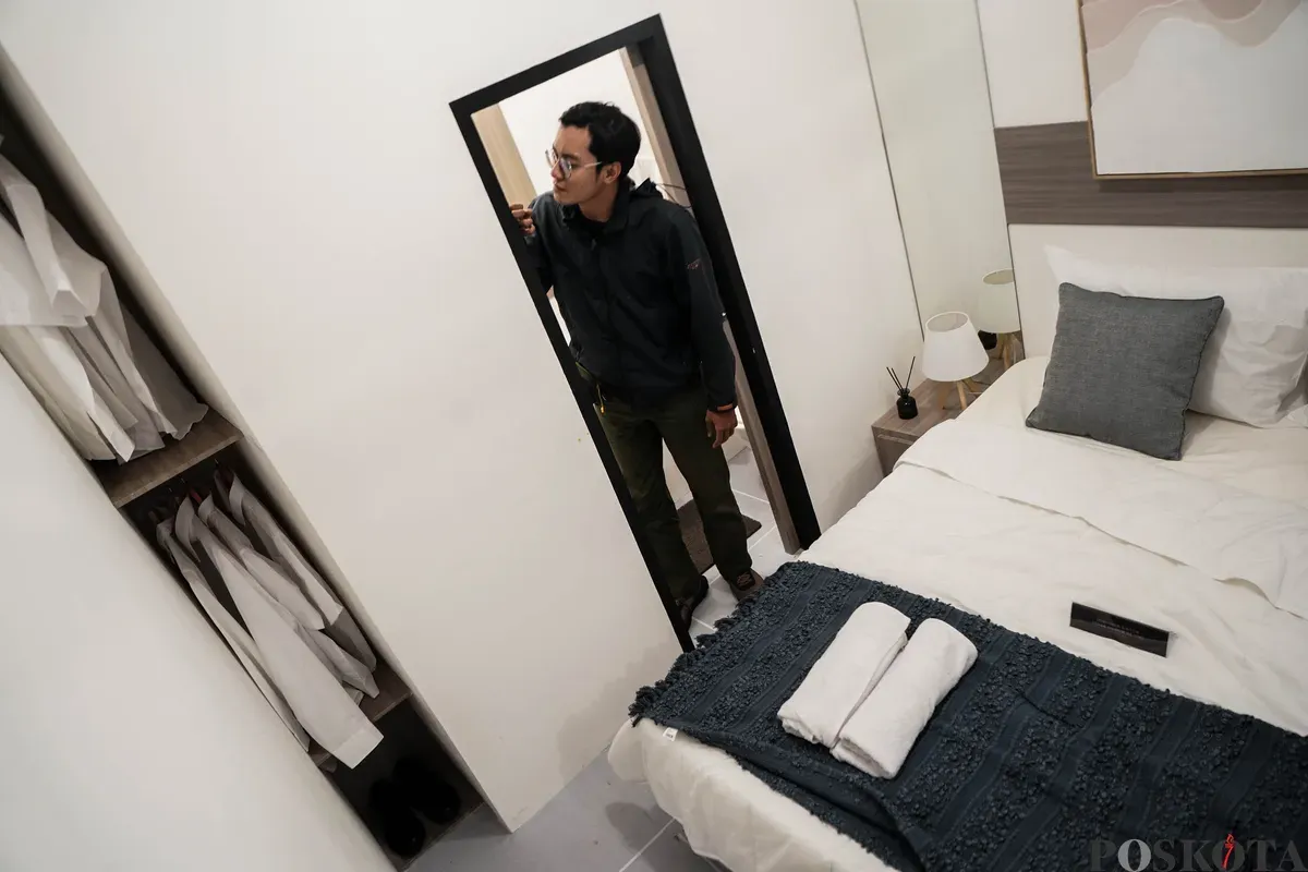 Pengunjung melihat contoh desain rumah subsidi dengan luas 23,4 meter persegi di Jakarta, Minggu, 15 Juni 2025. (Sumber: Poskota/Bilal Nugraha Ginanjar)