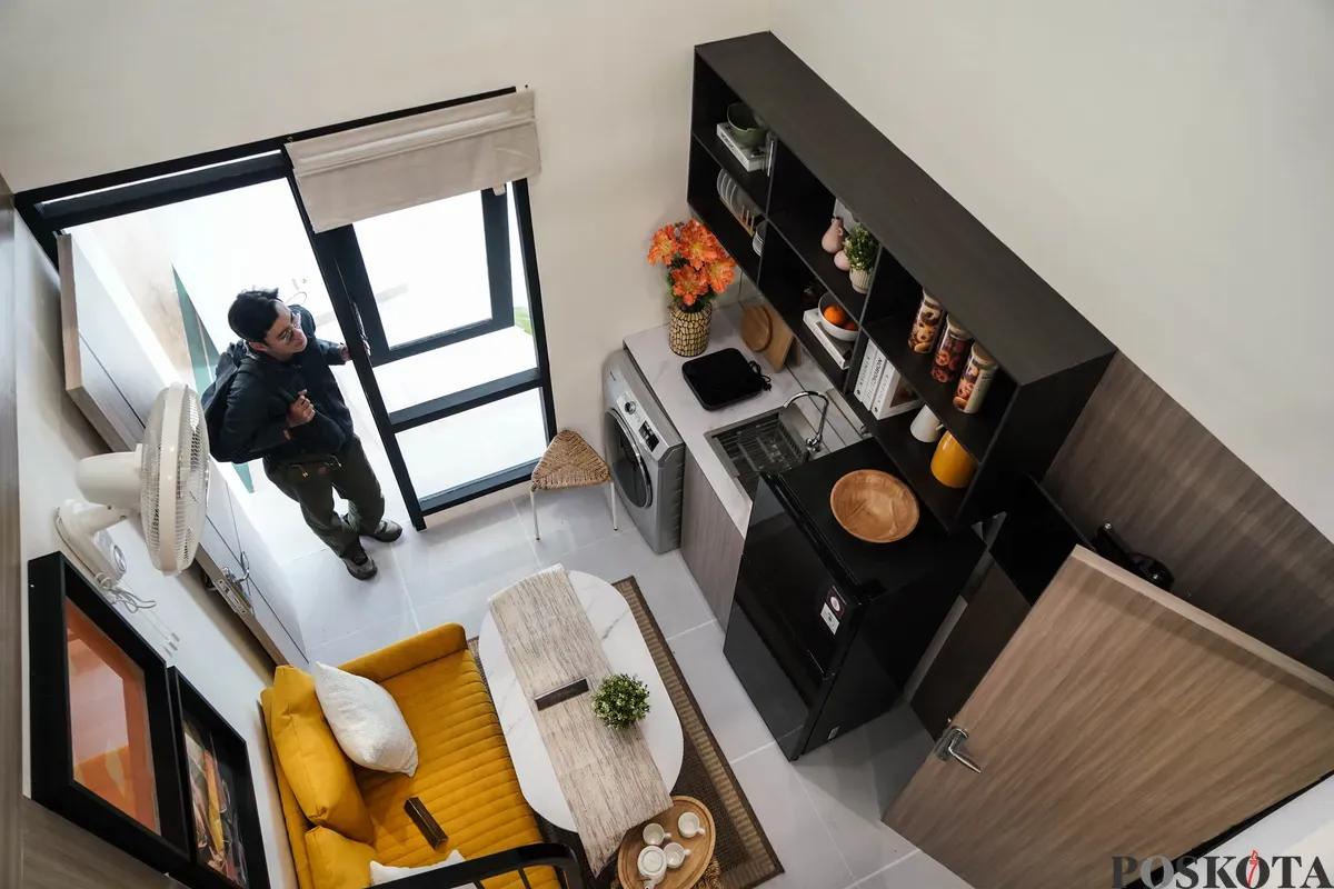 Pengunjung melihat contoh desain rumah subsidi dengan luas 23,4 meter persegi di Jakarta, Minggu, 15 Juni 2025. (Sumber: Poskota/Bilal Nugraha Ginanjar)