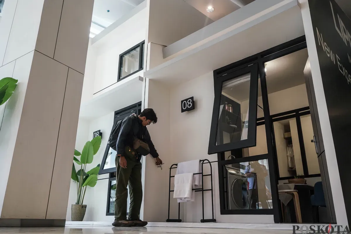 Pengunjung melihat contoh desain rumah subsidi dengan luas 23,4 meter persegi di Jakarta, Minggu, 15 Juni 2025. (Sumber: Poskota/Bilal Nugraha Ginanjar)