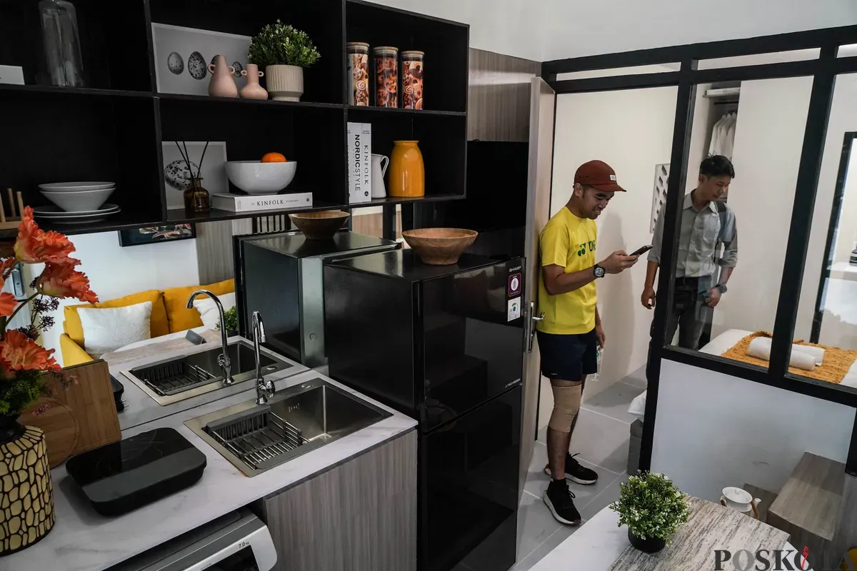 Pengunjung melihat contoh desain rumah subsidi dengan luas 23,4 meter persegi di Jakarta, Minggu, 15 Juni 2025. (Sumber: Poskota/Bilal Nugraha Ginanjar)