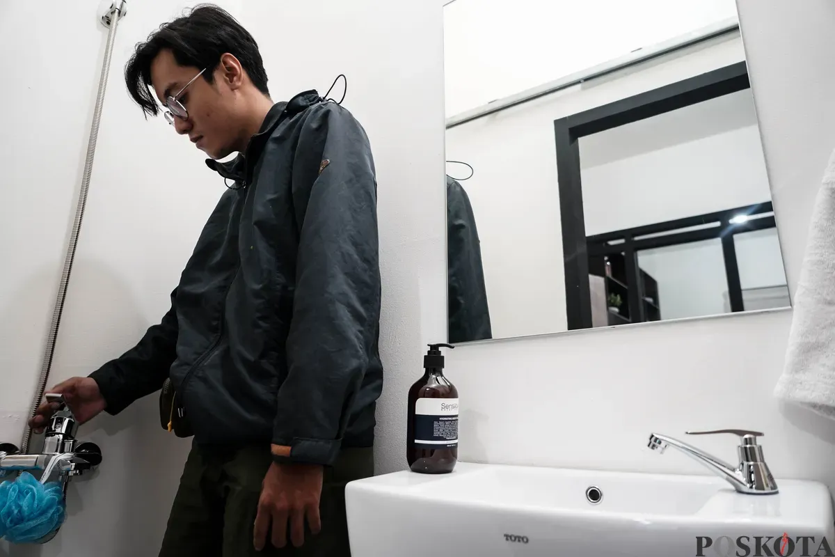 Pengunjung melihat contoh desain rumah subsidi dengan luas 23,4 meter persegi di Jakarta, Minggu, 15 Juni 2025. (Sumber: Poskota/Bilal Nugraha Ginanjar)