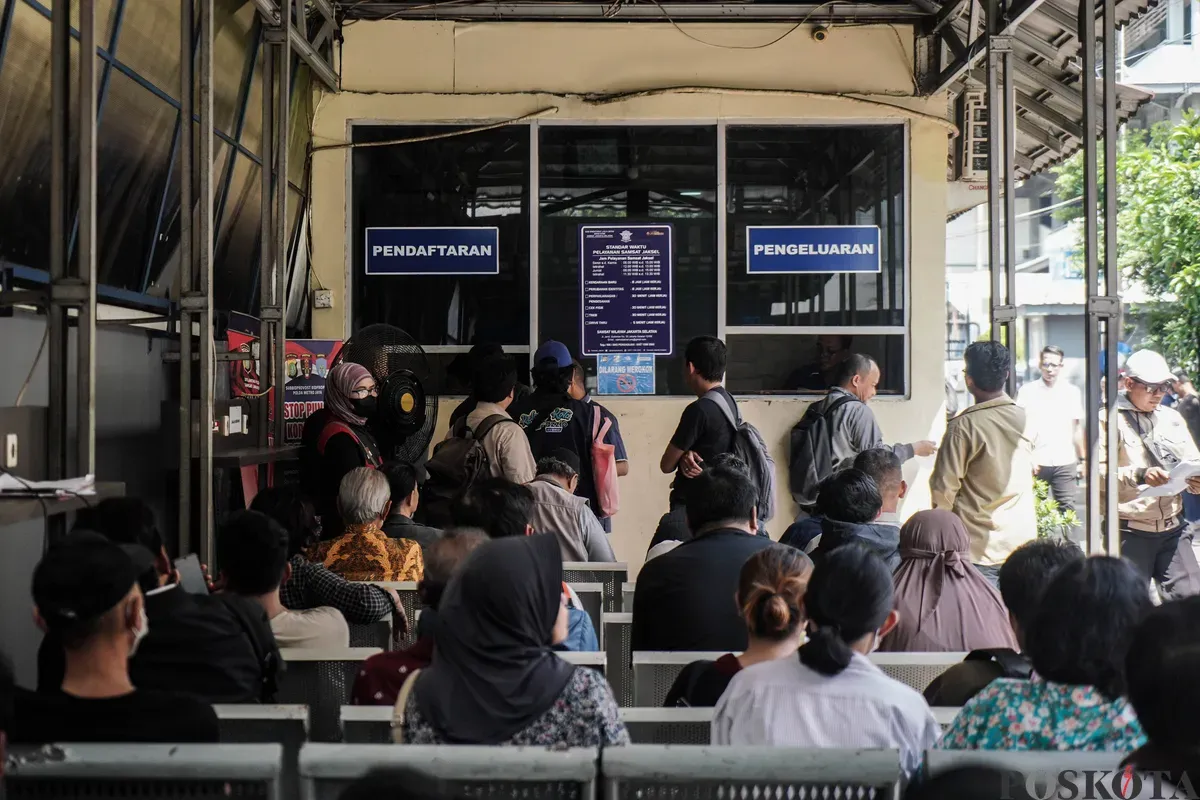 Warga mendaftarkan pembayaran pajak kendaraan bermotor di Gedung Layanan Satu Atap, Samsat Jakarta Selatan, Senin, 16 Juni 2025. (Sumber: Poskota/Bilal Nugraha Ginanjar)