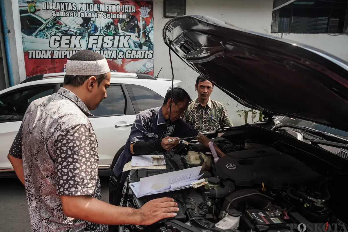 Warga mendaftarkan pembayaran pajak kendaraan bermotor di Gedung Layanan Satu Atap, Samsat Jakarta Selatan, Senin, 16 Juni 2025. (Sumber: Poskota/Bilal Nugraha Ginanjar)