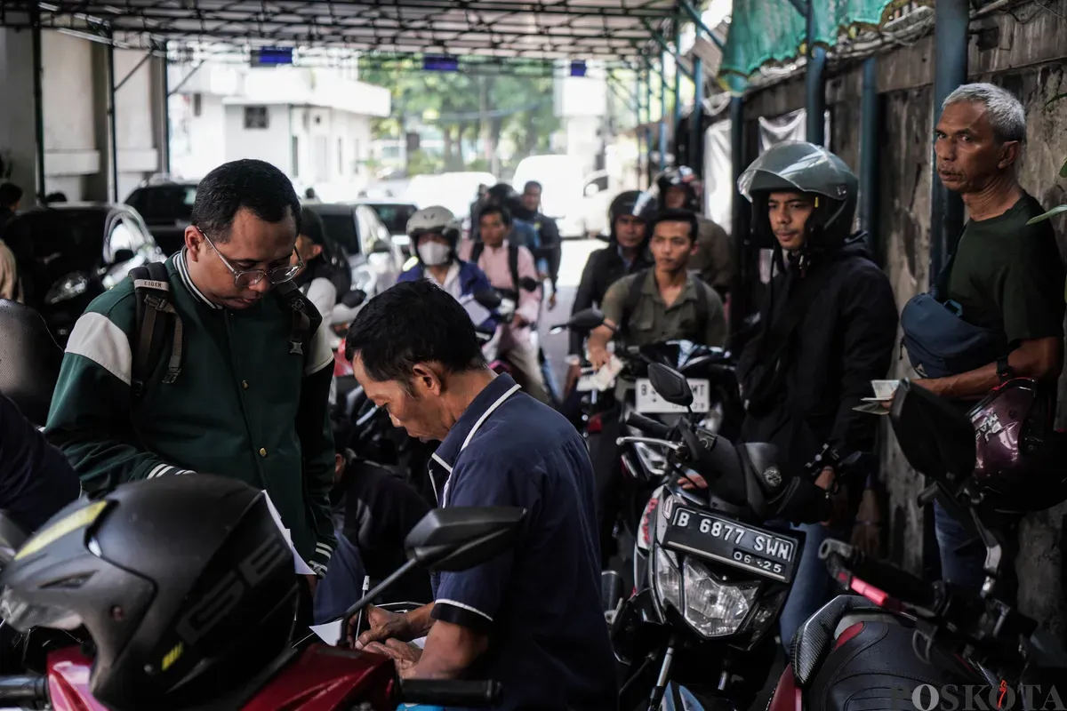 Warga mendaftarkan pembayaran pajak kendaraan bermotor di Gedung Layanan Satu Atap, Samsat Jakarta Selatan, Senin, 16 Juni 2025. (Sumber: Poskota/Bilal Nugraha Ginanjar)
