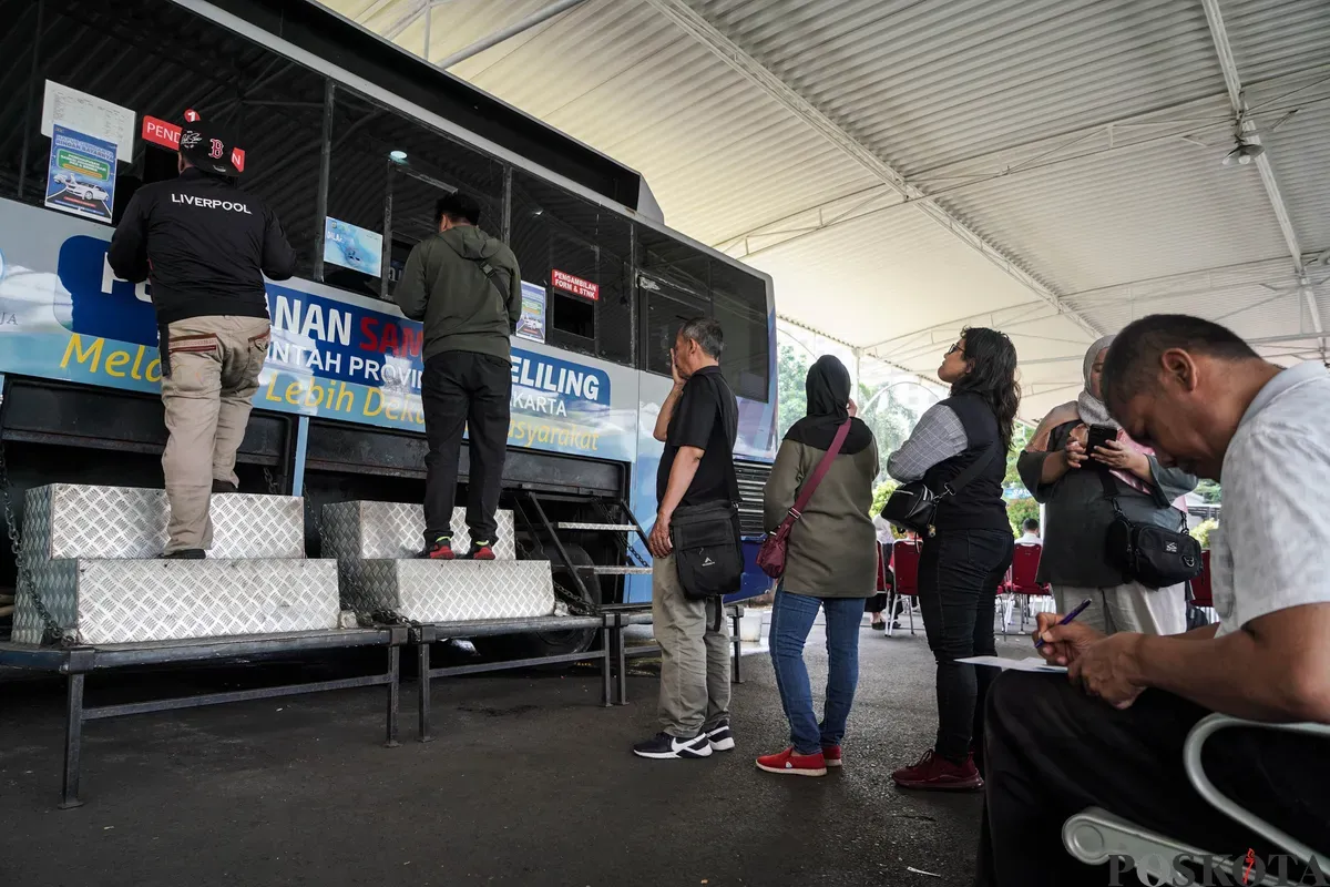 Warga mendaftarkan pembayaran pajak kendaraan bermotor di Gedung Layanan Satu Atap, Samsat Jakarta Selatan, Senin, 16 Juni 2025. (Sumber: Poskota/Bilal Nugraha Ginanjar)
