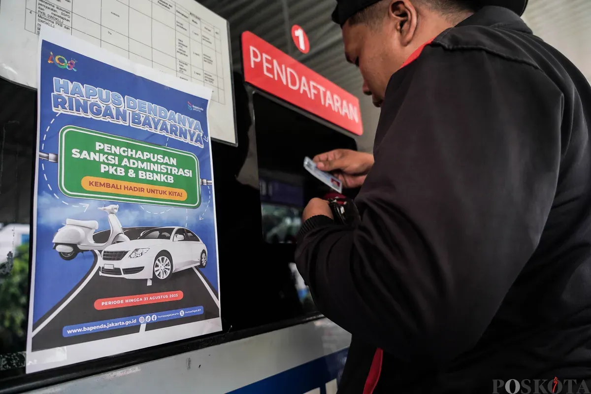 Warga mendaftarkan pembayaran pajak kendaraan bermotor di Gedung Layanan Satu Atap, Samsat Jakarta Selatan, Senin, 16 Juni 2025. (Sumber: Poskota/Bilal Nugraha Ginanjar)