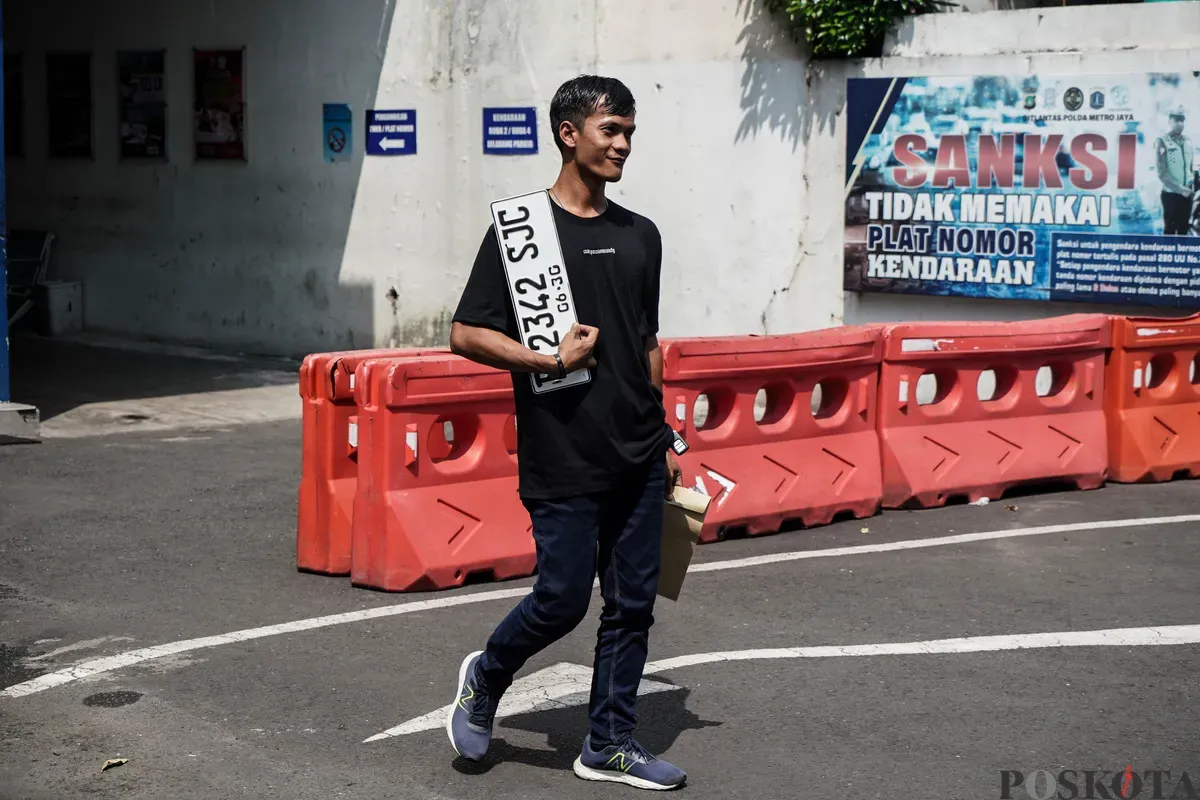 Warga mendaftarkan pembayaran pajak kendaraan bermotor di Gedung Layanan Satu Atap, Samsat Jakarta Selatan, Senin, 16 Juni 2025. (Sumber: Poskota/Bilal Nugraha Ginanjar)