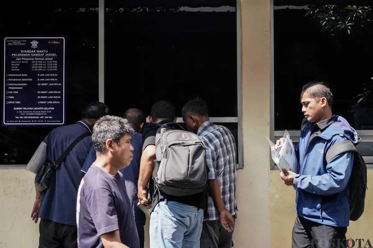 Warga mendaftarkan pembayaran pajak kendaraan bermotor di Gedung Layanan Satu Atap, Samsat Jakarta Selatan, Senin, 16 Juni 2025. (Sumber: Poskota/Bilal Nugraha Ginanjar)