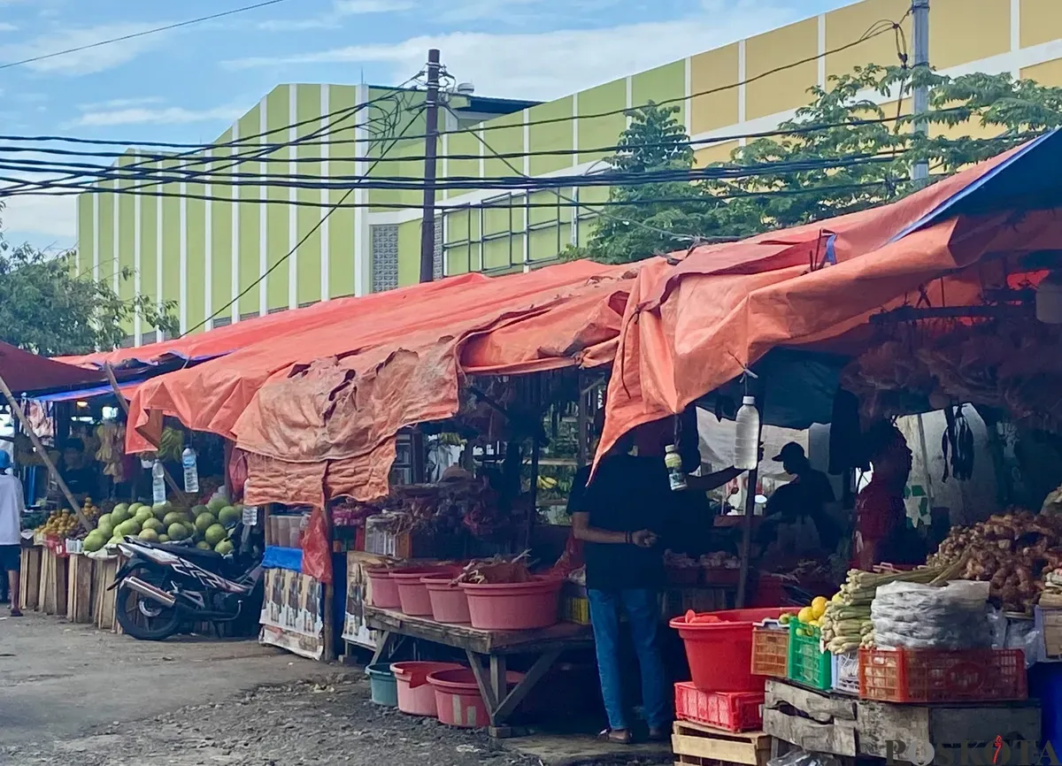 Kondisi PKL di Pasar Anyar, Kota Tangerang yang menyimpan rasa cemas di tengah persiapan relokasi pedagang di gedung baru pada Minggu, 15 Juni 2025. (Sumber: Poskota/Primayanti Juli Kumala Manalu)