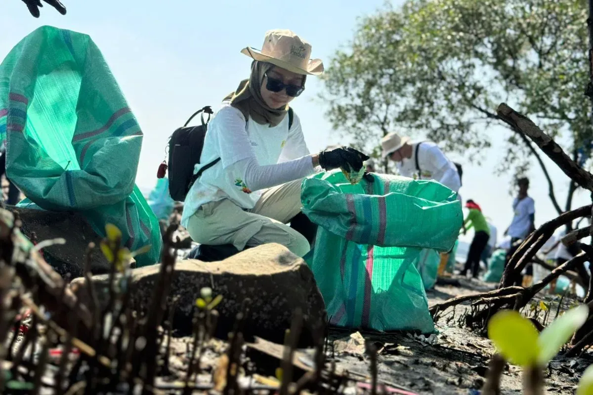 Srikandi PLN menjadi volunteer kegiatan Zero Waste Warriors di Pantai Marunda, Jakarta Utara, Senin, 16 Juni 2025. (Sumber: Dok. PLN UID Jakarta Raya)