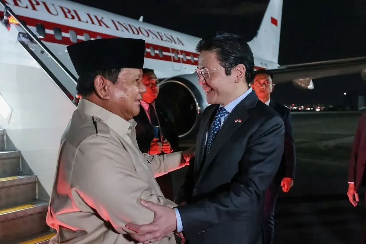 Sambutan hangat Perdana Menteri Lawrence Wong atas kedatangan Presiden Prabowo dalam kunjungan kenegaraan resmi Indonesia di Singapura pada Minggu, 15 Juni 2025. (Sumber: Instagram/@presidenrepublikindonesia)