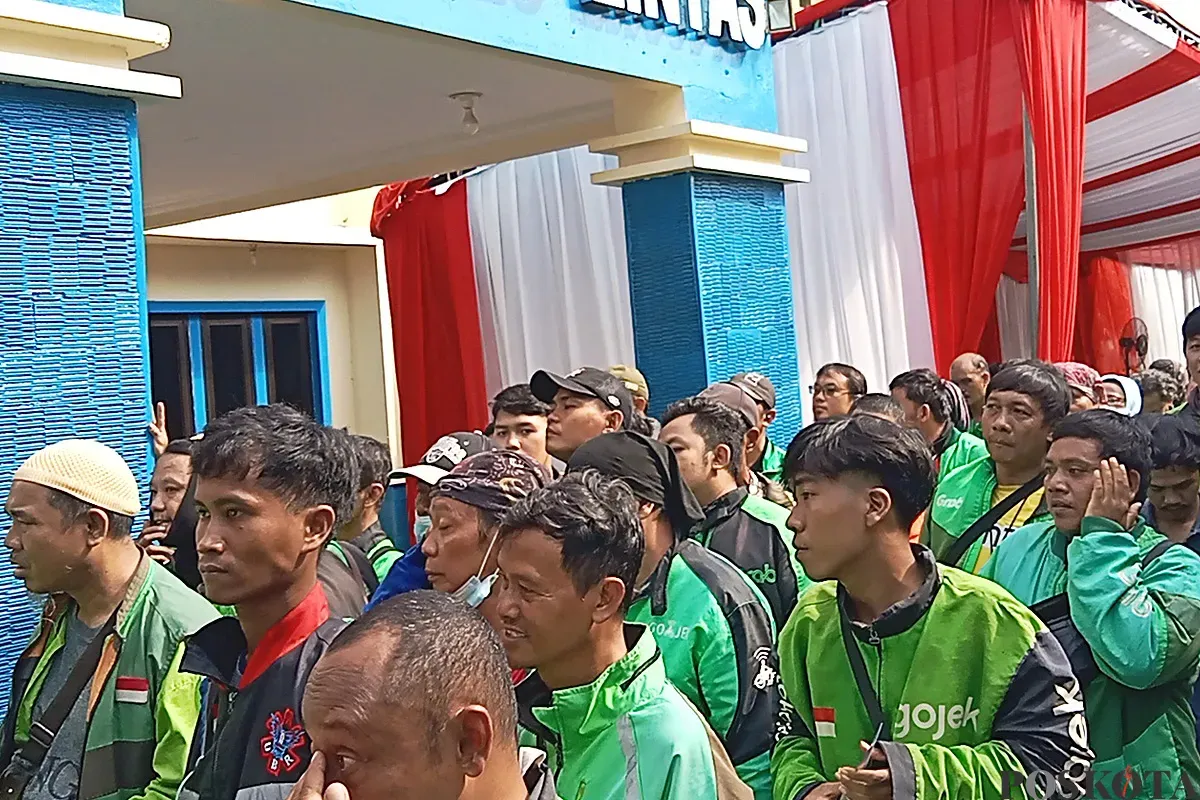 Ratusan ojol rela antre dan berdesakkan demi dapatkan sembako gratis dan pemeriksaan kesehatan di Polres Metro Bekasi, Senin, 16 Juni 2025. (Sumber: POSKOTA | Foto: Nurpini Aulia Rapika)