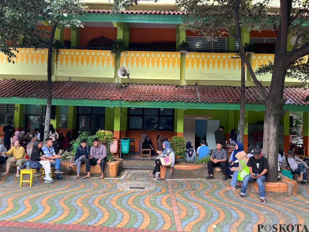 Suasana di posko SPMB 2025 di SMA Negeri 78 Jakarta Barat, ramai didatangi orangtua murid, Senin, 16 Juni 2025. (Sumber: Poskota/Pandi Ramedhan)