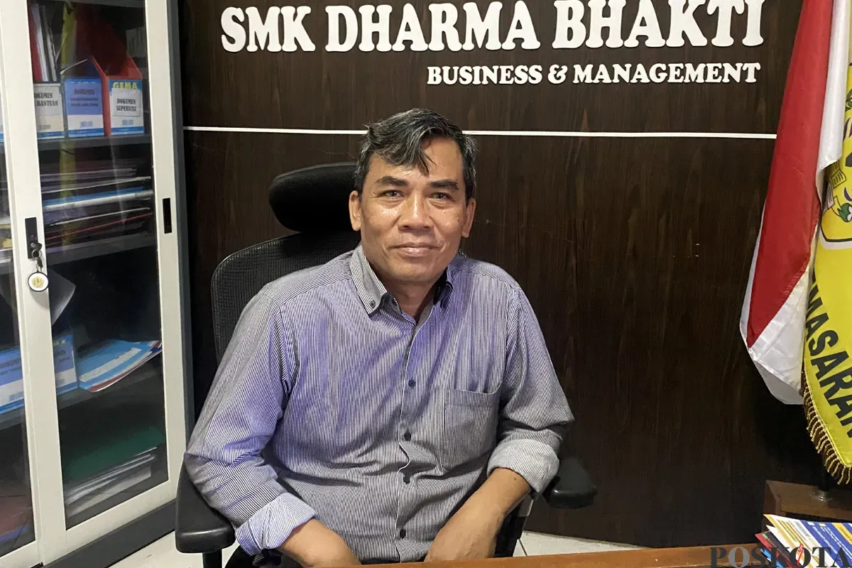 Kepala Sekolah SMA/SMK Dharma Bhakti mendukung penuh program sekolah swasta gratis demi mengentas putus sekolah yang kian marak pada Senin, 16 Juni 2025. (Sumber: POSKOTA | Foto: Primayanti)