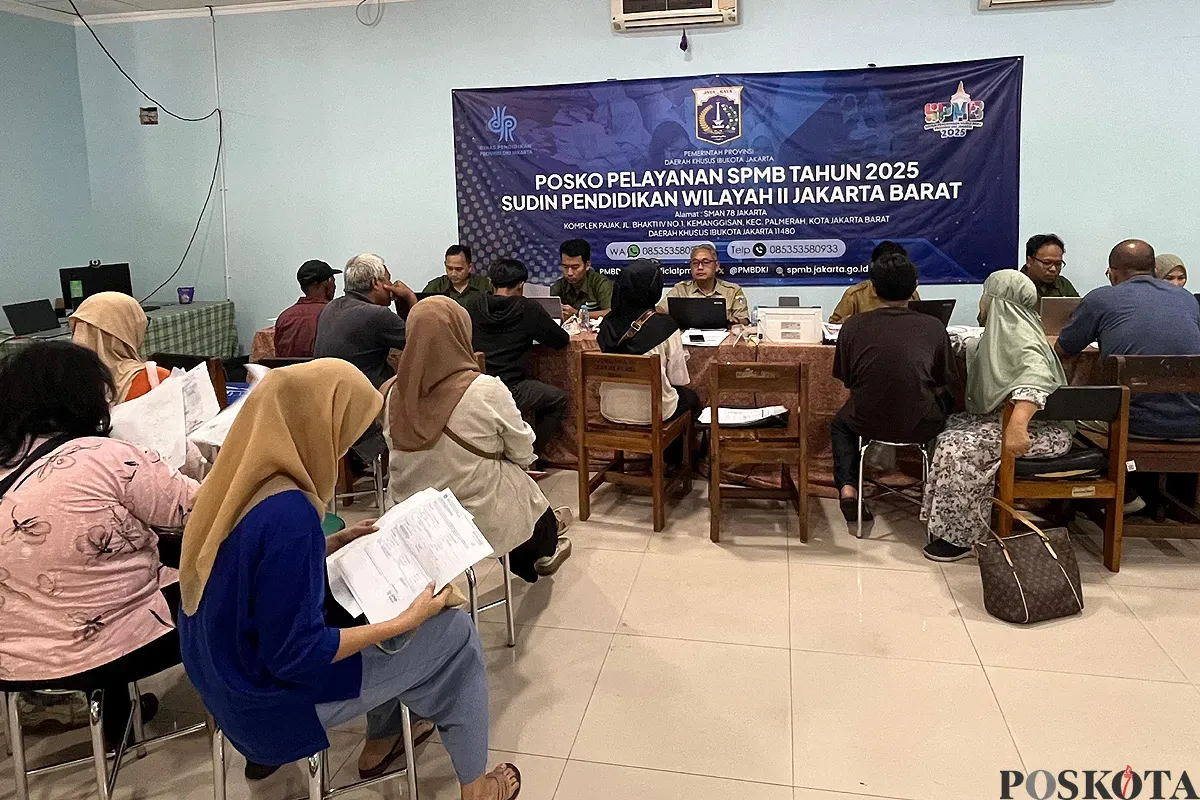 Suasana di posko SPMB 2025 di SMA Negeri 78 Jakarta Barat, yang ramai didatangi orang tua murid, Senin, 16 Juni 2025. (Sumber: POSKOTA | Foto: Pandi Ramedhan)