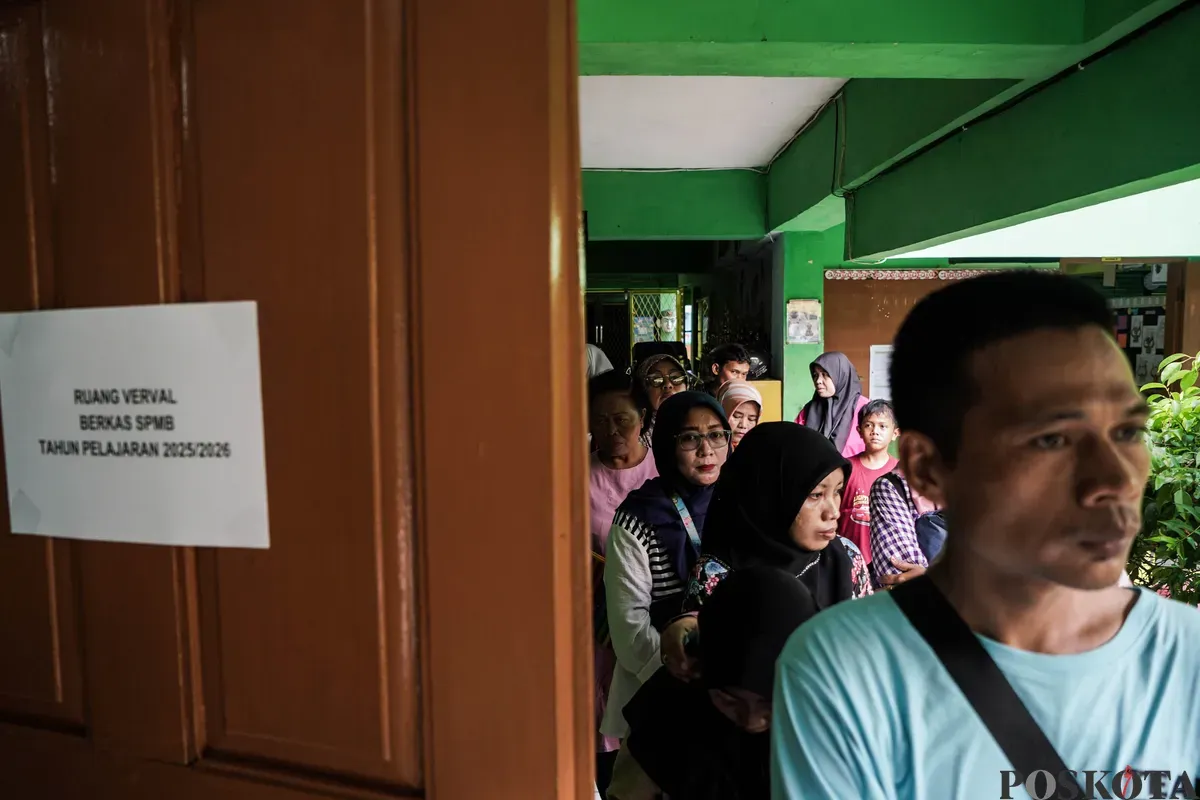 Orang tua siswa mendaftarkan anaknya di Posko Sistem Penerimaan Murid Baru (SPMB) SLB Negeri 5 Jakarta, Senin, 16 Juni 2025. (Sumber: Poskota/Bilal Nugraha Ginanjar)