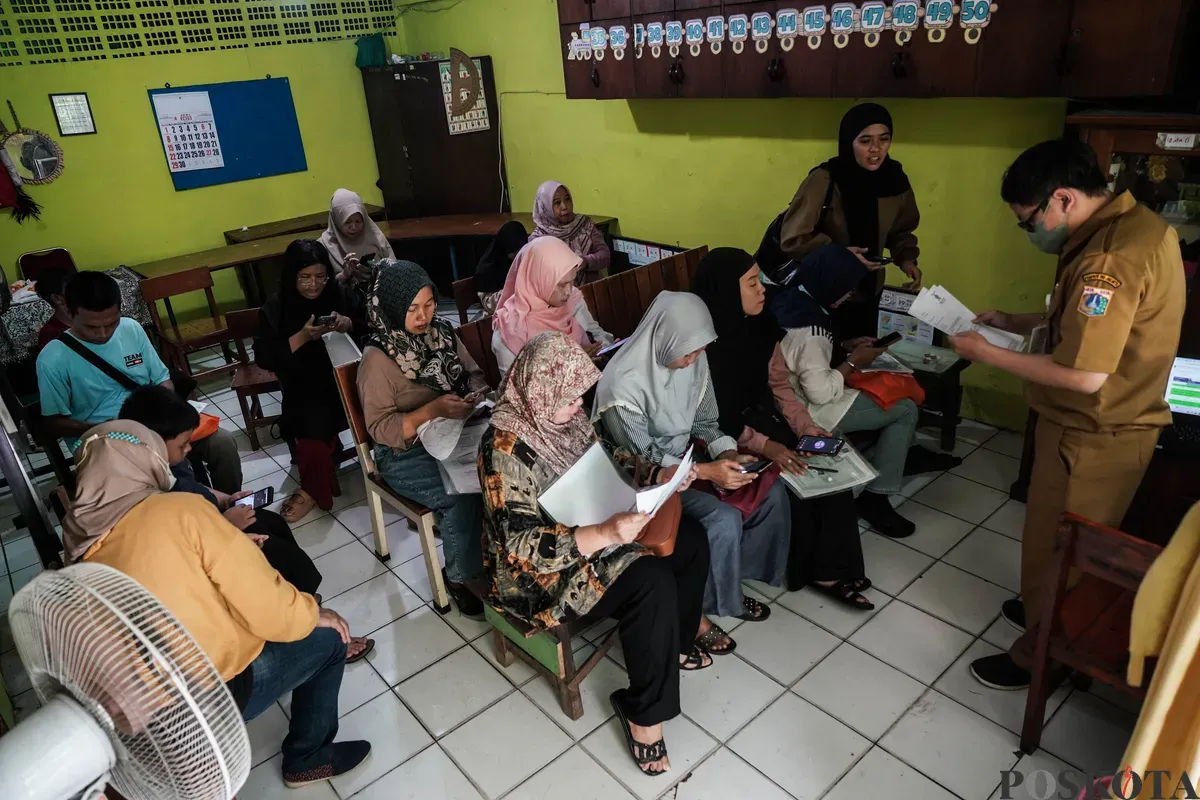 Orang tua siswa mendaftarkan anaknya di Posko Sistem Penerimaan Murid Baru (SPMB) SLB Negeri 5 Jakarta, Senin, 16 Juni 2025. (Sumber: Poskota/Bilal Nugraha Ginanjar)