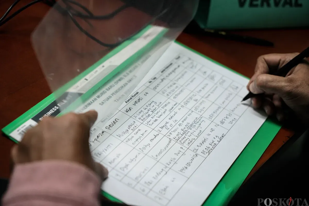 Orang tua siswa mendaftarkan anaknya di Posko Sistem Penerimaan Murid Baru (SPMB) SLB Negeri 5 Jakarta, Senin, 16 Juni 2025. (Sumber: Poskota/Bilal Nugraha Ginanjar)