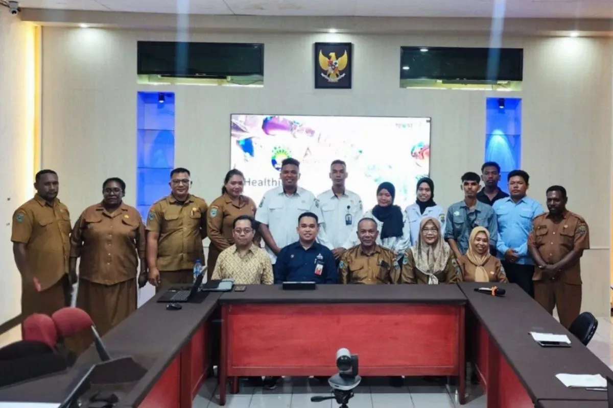 Dinkes Kabupaten Kaimana, Papua Barat, jajaran tim TelkomGroup, dan AdMedika saat Perjanjian Kerja Sama (PKS) pada agenda Focus Group Discussion (FGD). (Sumber: Dok. Telkom Indonesia)