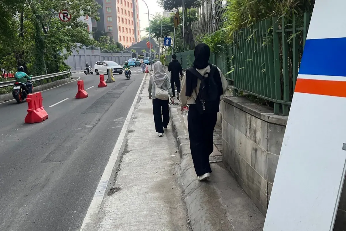 Trotoar di sekitar Mal GI, Jakarta Pusat, dipangkas. (Sumber: X/@drhaltekehalte)