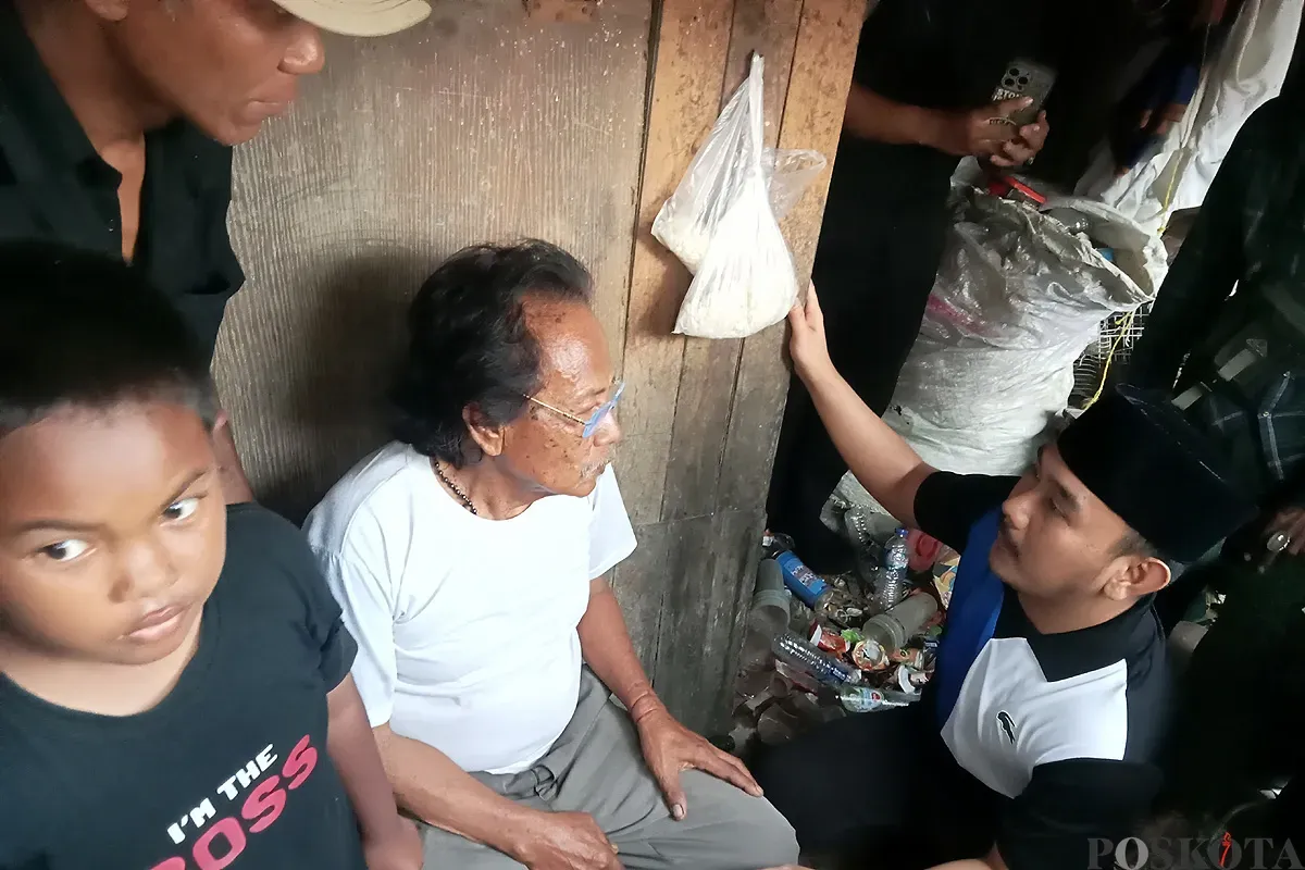 Bupati Bekasi, Ade Kuswara Kunang menyambangi rumah Cambang, lansia yang tinggal di gubuk reyot bersama anaknya yang masih kecil, Selasa, 17 Juni 2025. (Sumber: POSKOTA | Foto: Nurpini Aulia Rapika)