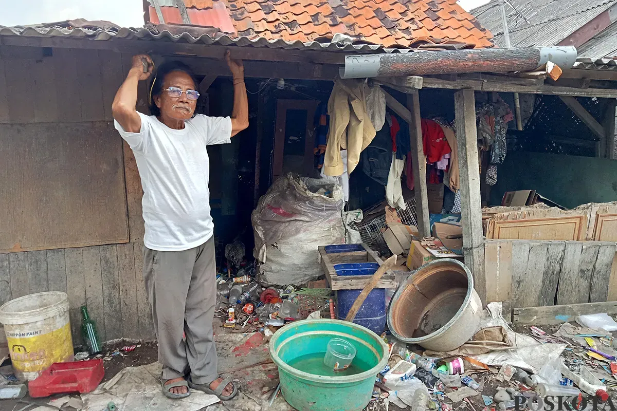 Cambang, 78 tahun, lansia yang tinggal di gubuk reyot tak layak huni bersama anaknya yang baru berusia 8 tahun. (Sumber: POSKOTA | Foto: Nurpini Aulia Rapika)