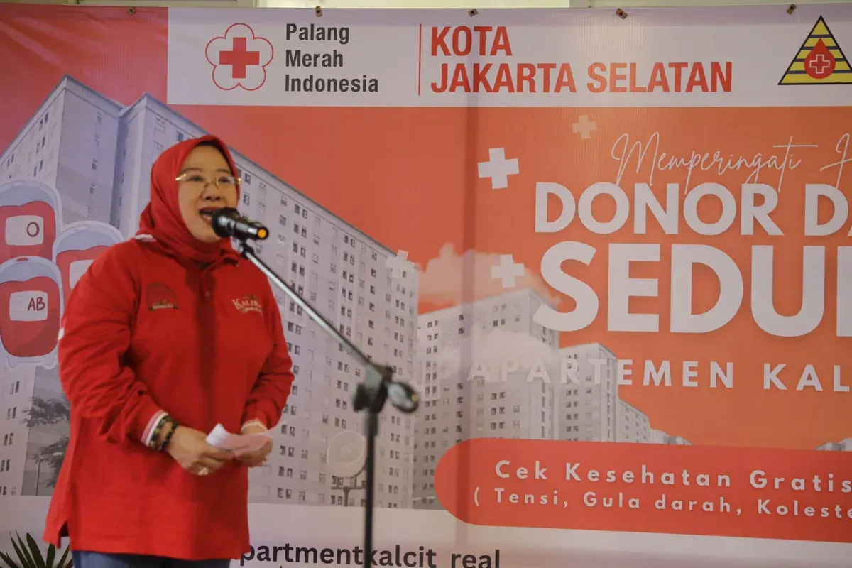 Ketua Pengurus PPPSRS Kalibata City, Musdalifah Pangka, memberikan sambutan pembukaan donor darah yang digelar bersama PMI Jakarta dan PPDI saat peringatan Hari Donor Darah Sedunia, Kamis, 12 Juni 2025. (Sumber: Dok. Apartemen Kalibata City)